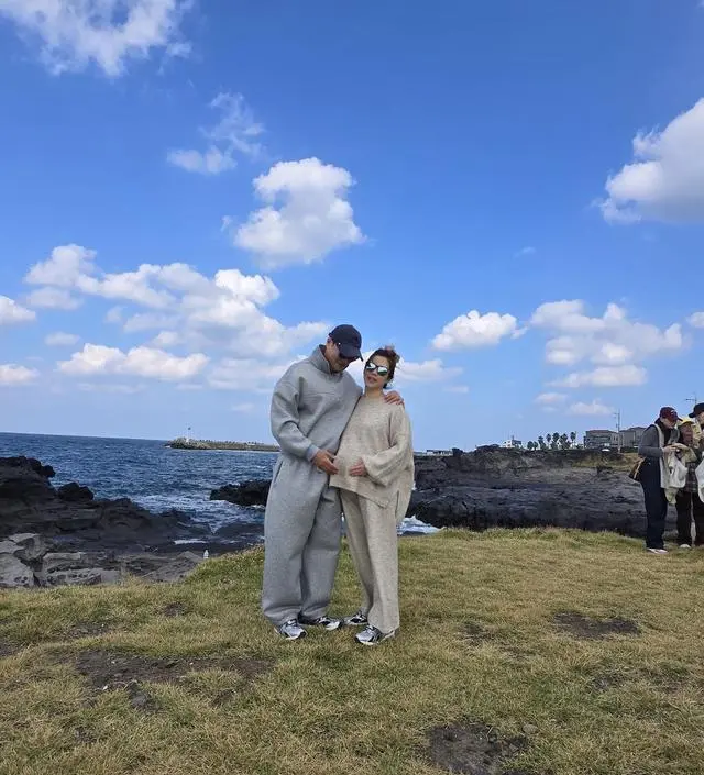 배가 엄청나온 임산부 입니다.
