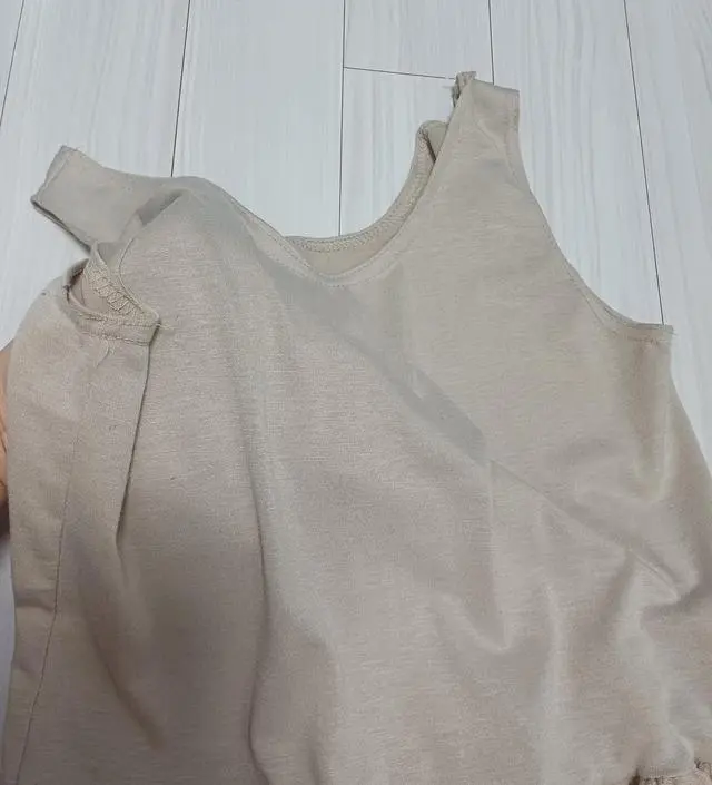 키 158인데 딱 발목까지 치마기장이 내려와서 걸을 때 좀 걸리적거려요 ㅎㅎ
