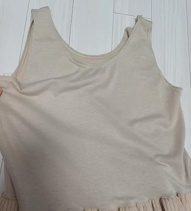 키 158인데 딱 발목까지 치마기장이 내려와서 걸을 때 좀 걸리적거려요 ㅎㅎ
