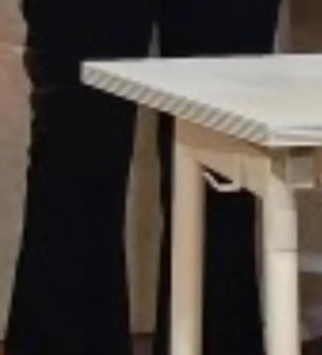 음.. ㅠㅠ 부츠컷이 안맞는건지 소재가 두꺼워서 그런지...
