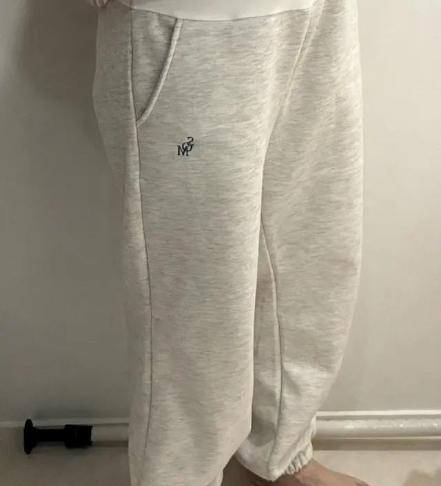 이제 추워지면서 기모로 샀는데 포근하고 좋아요. 겨울까지 잘 입을거같아요! 