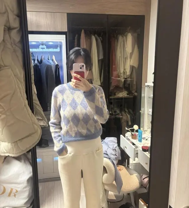 회사 출퇴근용으루 구매했는데 생각보다는 재질이 추리닝 재질이긴해요 
