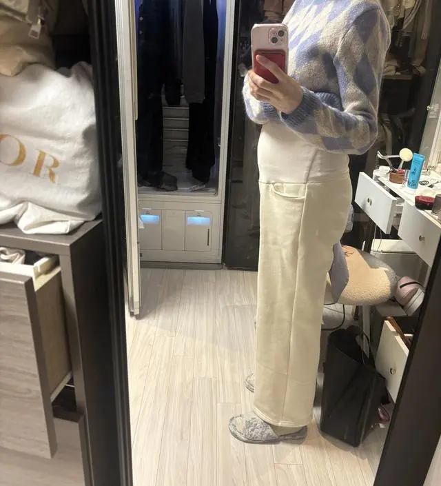 회사 출퇴근용으루 구매했는데 생각보다는 재질이 추리닝 재질이긴해요 
