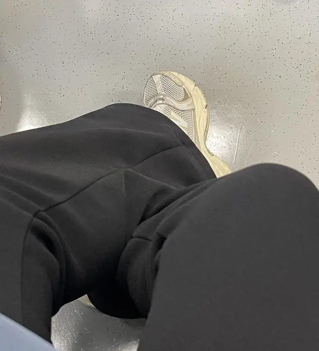 기모버전 아닌 기존 더블치즈롱 부츠컷 바지 입다가 추워져서 샀어요. 기존 버전 라지는