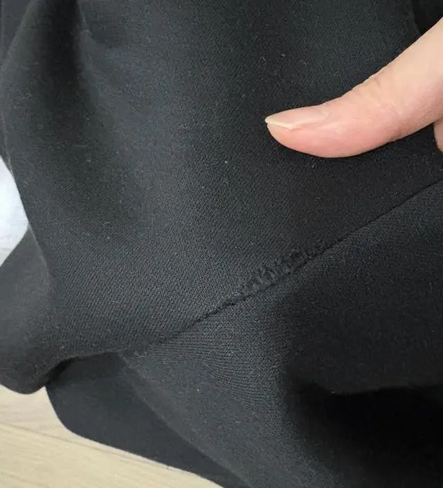 성급하게 택 잘라버렸는데 엉덩이 쪽으로 누가 입다가 터진것처럼 되어있어요. 