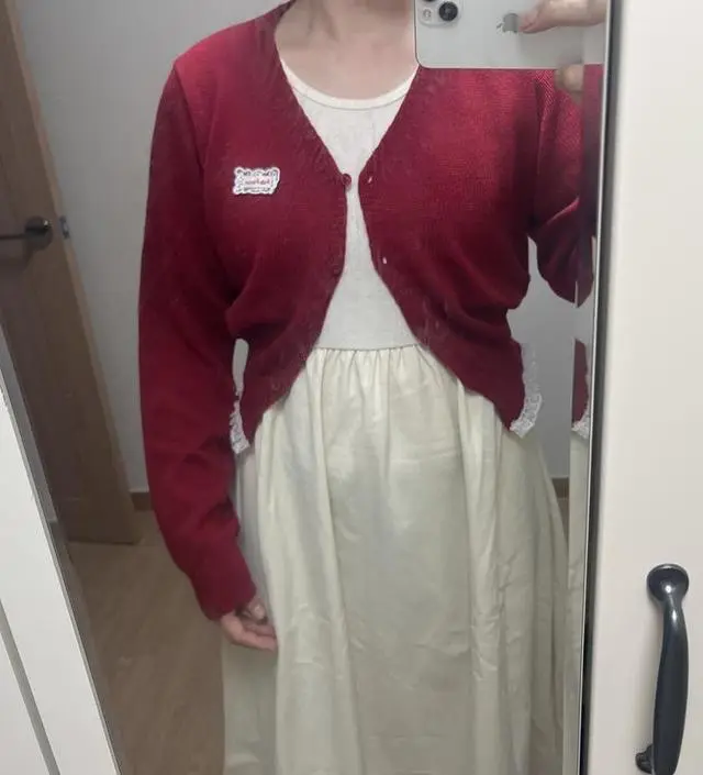 색은 짱짱하고 예뻐요  요즘들어 너무 추워지는 바람에  지금 입기엔 좀 춥긴하네요 ㅠ