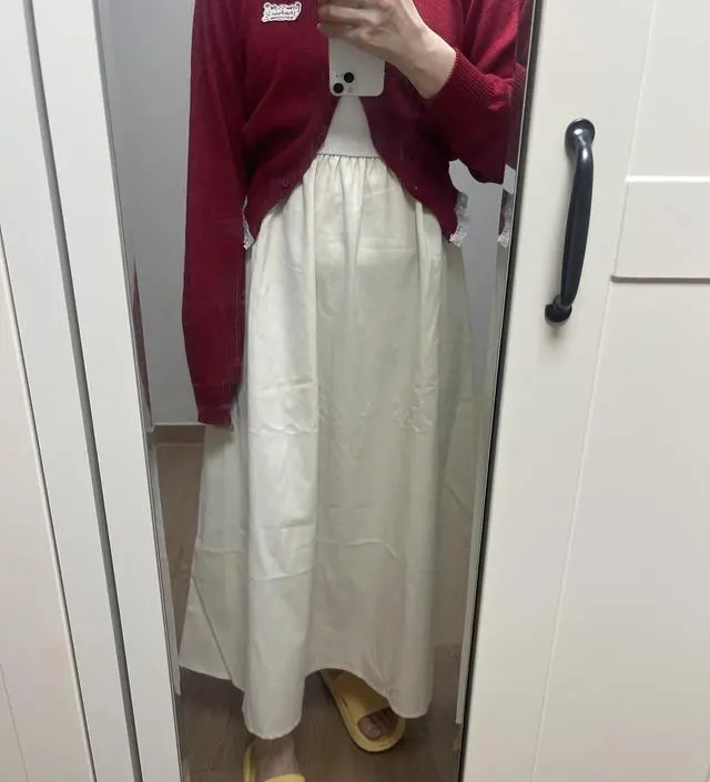 색은 짱짱하고 예뻐요  요즘들어 너무 추워지는 바람에  지금 입기엔 좀 춥긴하네요 ㅠ