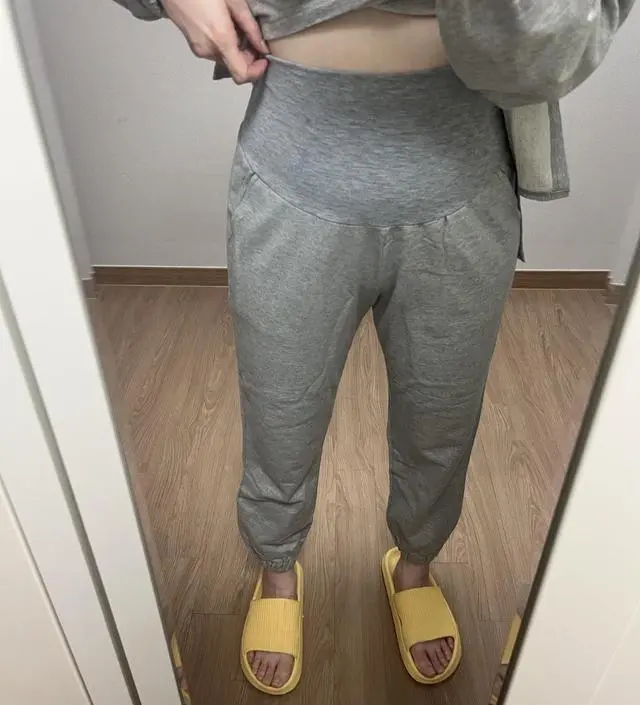 여기저기 막 입기엔 좋습니다 ㅋ 핏도 마음에 들어요! 아직 14주라 배가많이안나왔지만