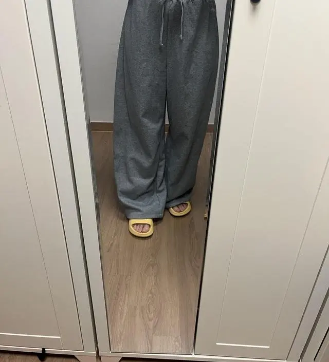 바지가 너무커요 ㅋㅋ 아직 14주라서 그런것같습니다 배가 좀 더 나오면 입으면 될 것 