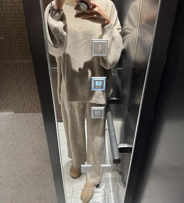 옷이 꺼칠하지 않고 부드러워서 좋아요! 옷도 너무 이뻐서 지금까지 샀던 임부복중에 제