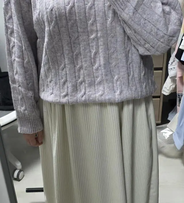 편하게 입을 수 있습니다. 나시 목 부분이 좀 더 파였으면 좋겠네요. 브이넥 니트랑 입