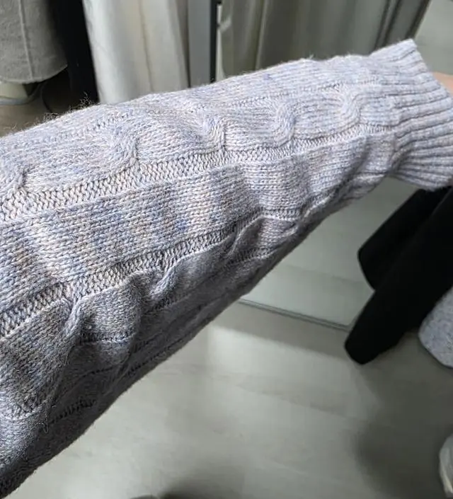 색이 맘에 들어서 구매했습니다. 기장감도 적당한데 조금 얇네요.