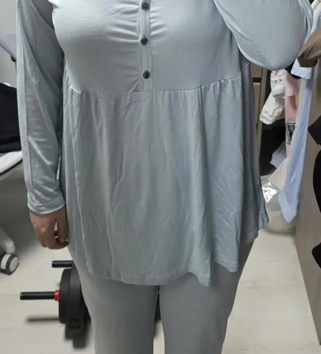 배가 점점 나와서 기존에 입던 잠옷이 답답해서 구매했습니다. 편하고 색도 예뻐요.