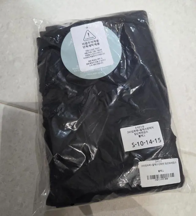 기모는 너무 더울거같아서 이걸로 샀는데 두께도 적당하고 원피스에 받쳐입기 좋아요