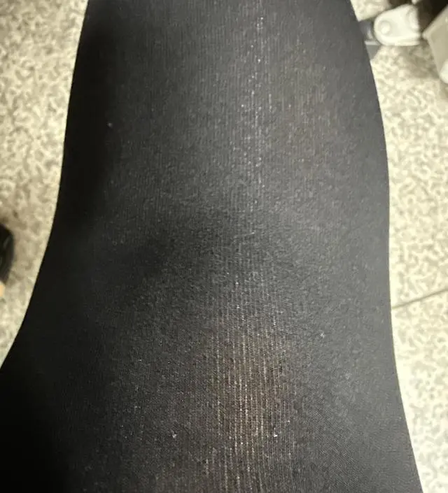 배가 너무 편하고 두껍지 않아서 불편한게 없어요! 만삭까지 잘 입을꺼 같아요 ㅎㅎ