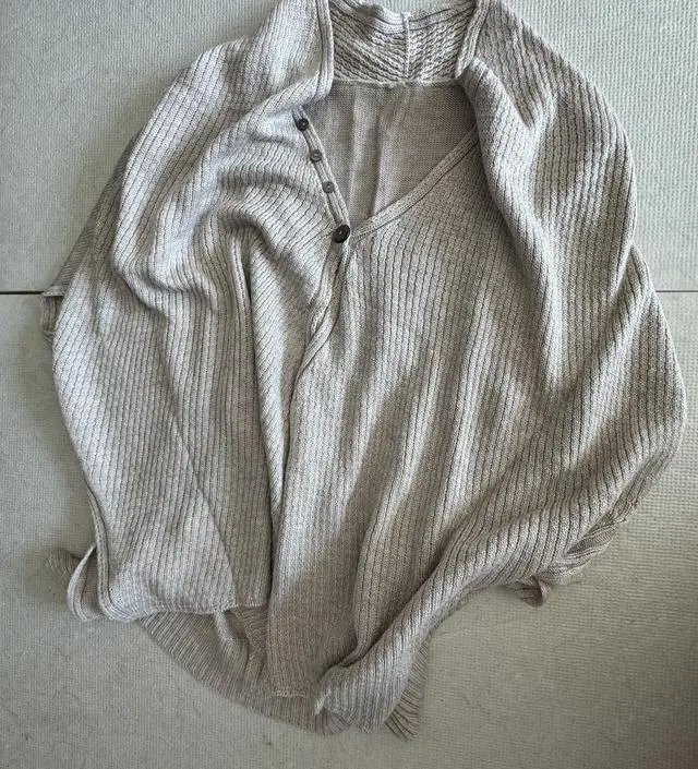 숄 가디건을 좋아하기도 하고 주로 차를 많이 타는 편이라 아우터보다 자주 입게 되어서