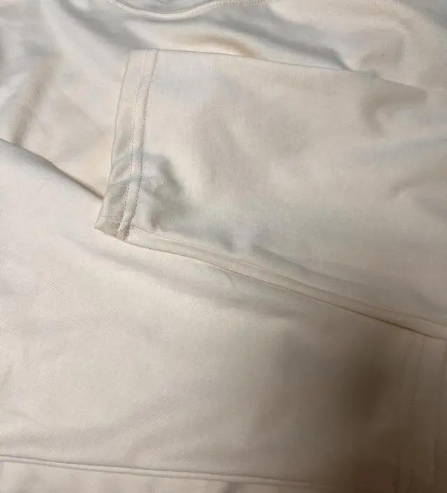 소매가 진짜 커요 원숭이마냥 ㅎㅎ핏이 루즈해서 진짜 편하고 좋아요! 근데 먼지가 좀 