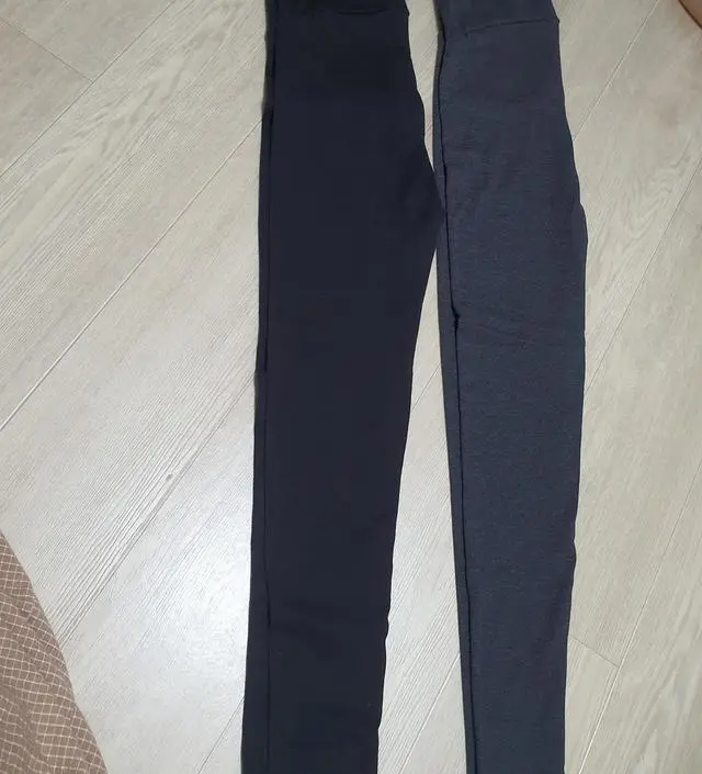 날이 추워져서 원피스와 함께 입을 레깅스를 구매했어요. 쫀쫀하고 생각보다 두께감도 
