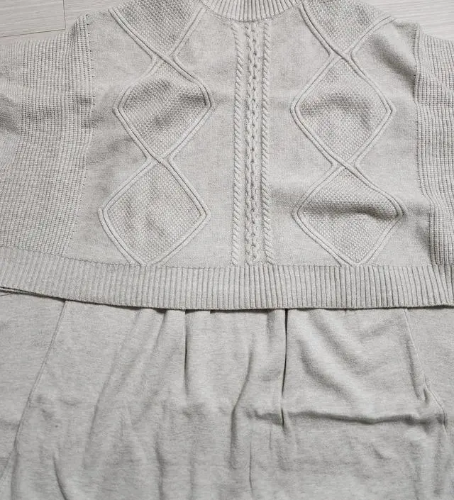 지금 입기엔 얇아서 코트안에 입어야할거 같아요
