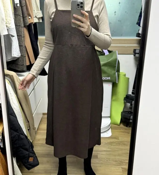 천 소재가 톡톡하고 도톰해서 겨울에도 따뜻하게 잘 입을 수 있을 것 같아요. 색깔이랑