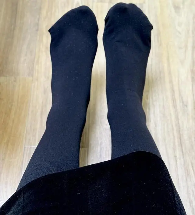 쫀쫀해서 다리부분은 올리기 쫌 힘들었는데 배는 편하게 잘 늘어나네요. 일반기모를 압