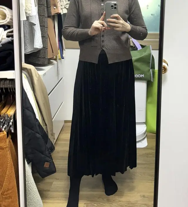 다들 얇다고 해서 걱정했는데 속에 기모스타킹 신고 입으니 겨울에도 따뜻하게 잘 입을