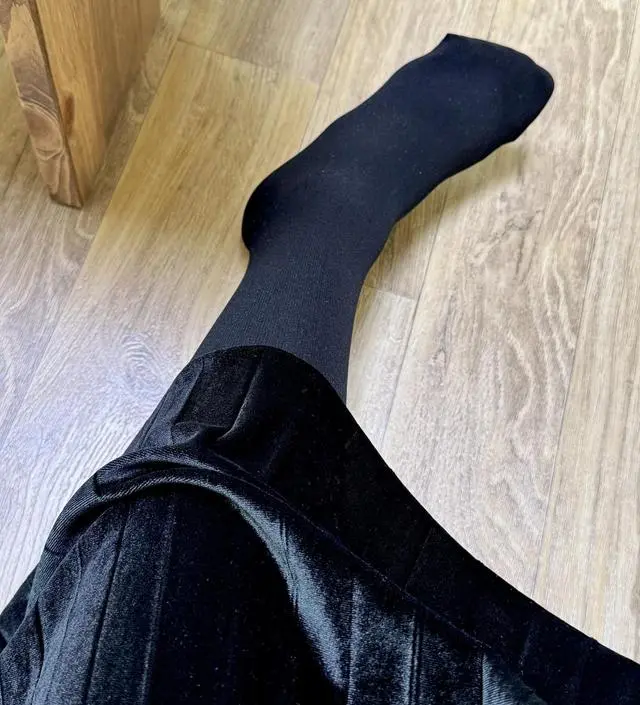 다리부분은 짱짱하고 배부분은 편하고 압축기모라서 따뜻한게 잘 신을 수 있겠어용