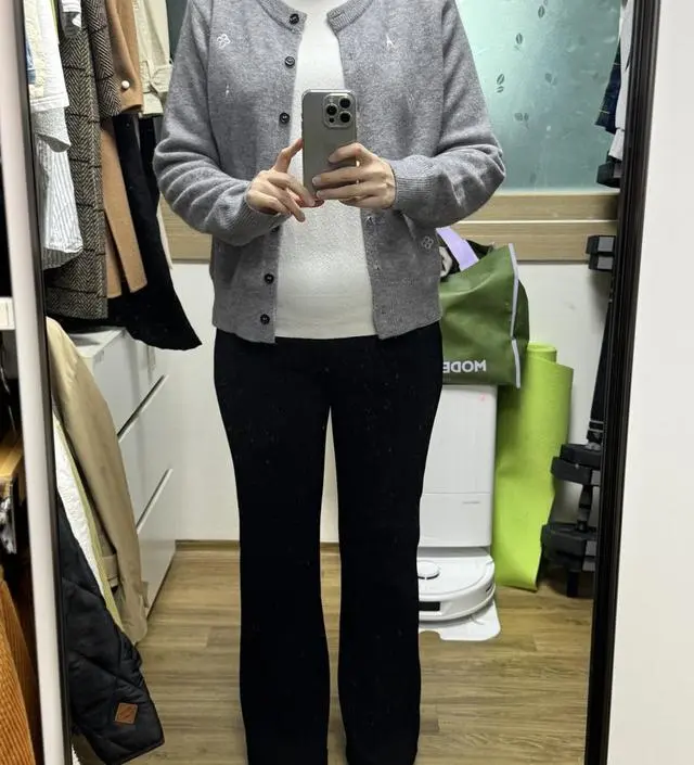 예쁘게 라인이 잘빠지고 오피스룩으로 잘 활용할 수 있는 고급진 슬랙스 소재라서 마음