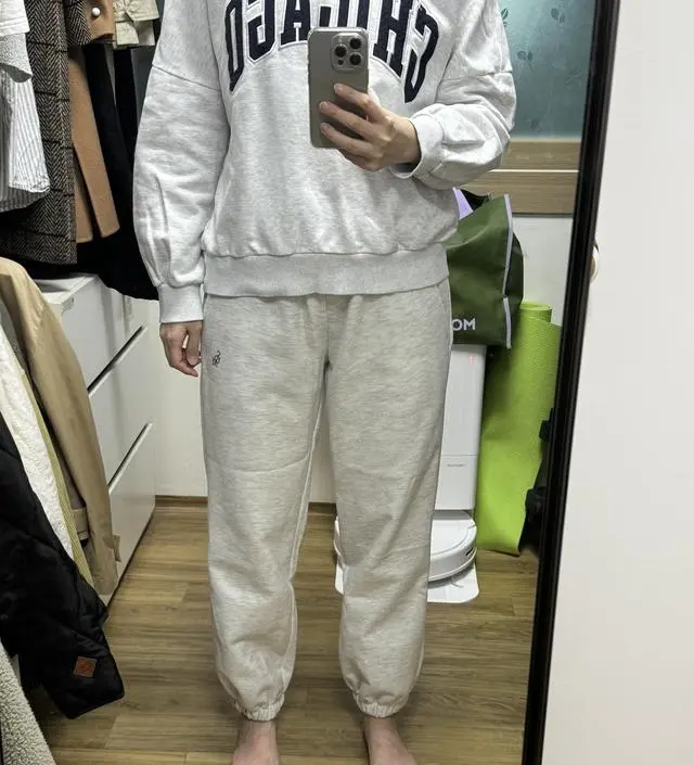 소재가 톡톡하고 바지통도 너무 넓지도 좁지도 않고 딱 좋아요. 배부분도 잘 늘어나서 