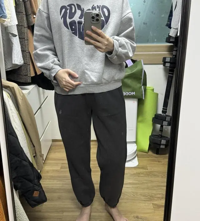 소재가 톡톡하고 바지통도 너무 넓지도 좁지도 않고 딱 좋아요. 배부분도 잘 늘어나서 