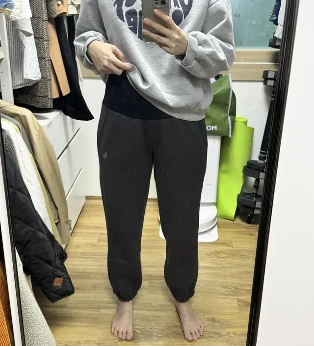 소재가 톡톡하고 바지통도 너무 넓지도 좁지도 않고 딱 좋아요. 배부분도 잘 늘어나서 