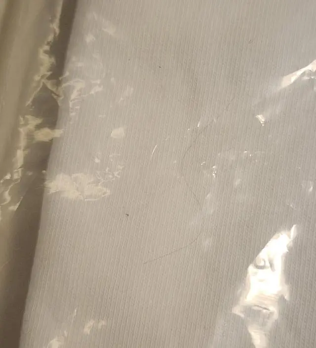 새옷 맞나요? 뭔 머리카락이 두개나 들어있나요? 귀찮아서 빨아 입겠습니다. 검수 잘 하