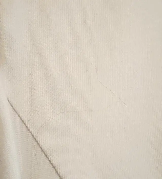 새옷 맞나요? 뭔 머리카락이 두개나 들어있나요? 귀찮아서 빨아 입겠습니다. 검수 잘 하