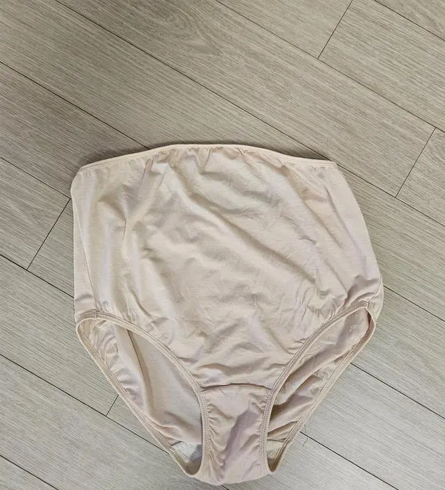 전체적으로 너무 잘맞고 넉넉해서 좋은데 고무줄 부분이 조여요~~ 브이라인 팬티 입다가