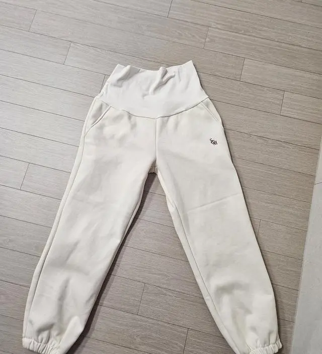 너무 마음에 들어요~ 발목 조임 부분도 귀엽고 핏도 좋은데 배도 편하네요~~ 겨울 내내