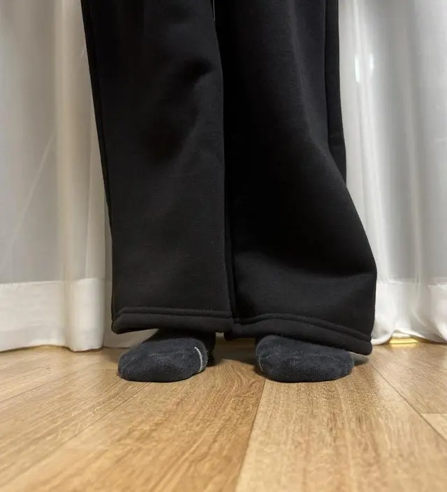 짧은 기간 입으려 사지만.. 양쪽 길이가 다른건 슬프네요..
