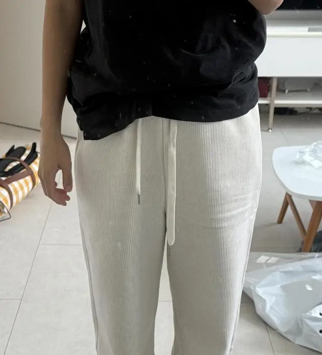 안에 털도 많이 들어있어 따뜻합니다. 스토퍼치고 편한 바지고 색상도 노란끼없이 밝은