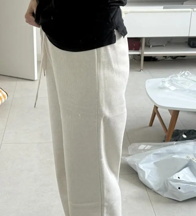 안에 털도 많이 들어있어 따뜻합니다. 스토퍼치고 편한 바지고 색상도 노란끼없이 밝은