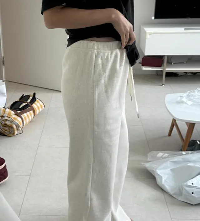 안에 털도 많이 들어있어 따뜻합니다. 스토퍼치고 편한 바지고 색상도 노란끼없이 밝은