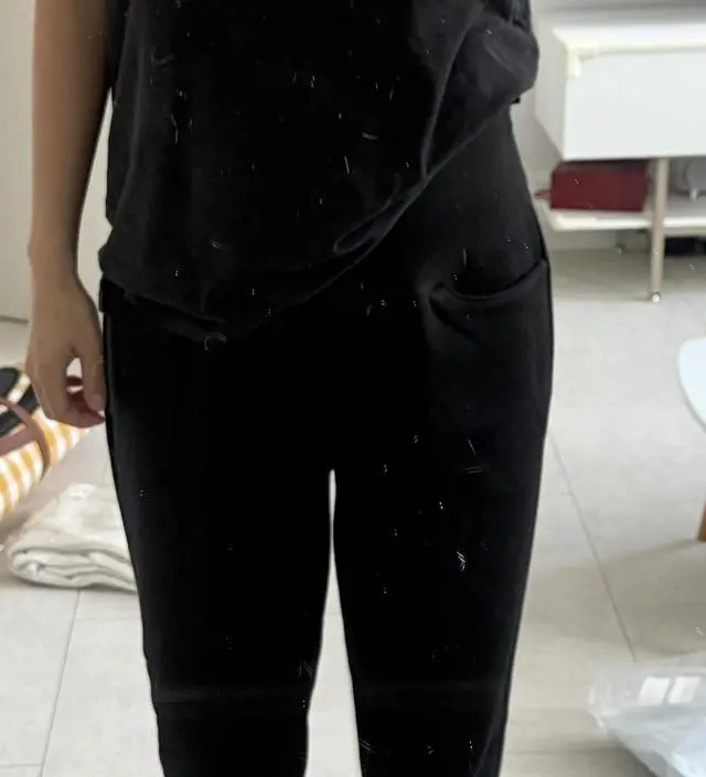 생각보다 기모가 많이 들어있지 않고 얇아요. 좀 더 추워지면 레깅스랑 같이 입어야할 