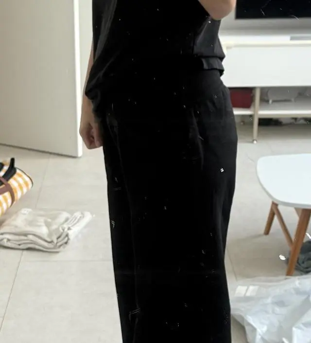 생각보다 기모가 많이 들어있지 않고 얇아요. 좀 더 추워지면 레깅스랑 같이 입어야할 