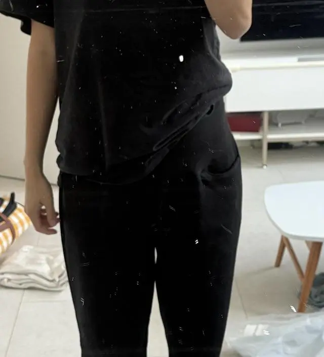 생각보다 기모가 많이 들어있지 않고 얇아요. 좀 더 추워지면 레깅스랑 같이 입어야할 