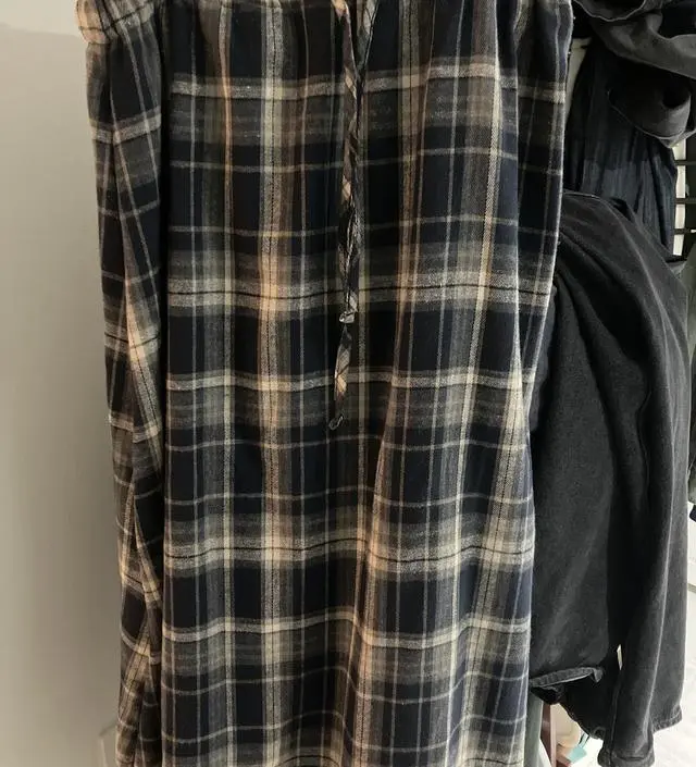 밴딩이 약해보였는데 잘 늘어나서 불편함 없었어요 치마 안속에 속치마가 덧대어져 있어