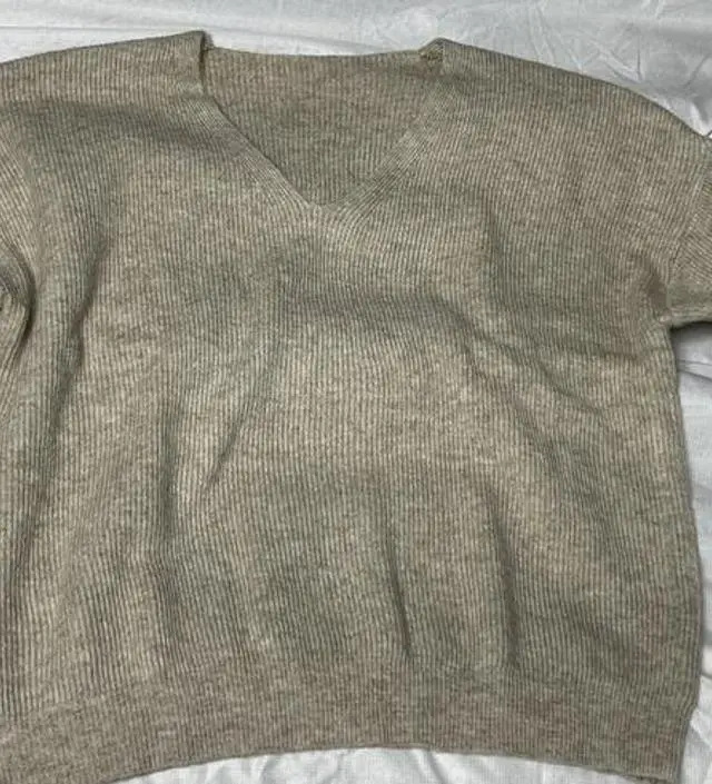 색깔도 은은한게 이뻐요! 니트 특유의 기름냄새가 나서 냄새를 좀 많이 뺀다음 입어야할