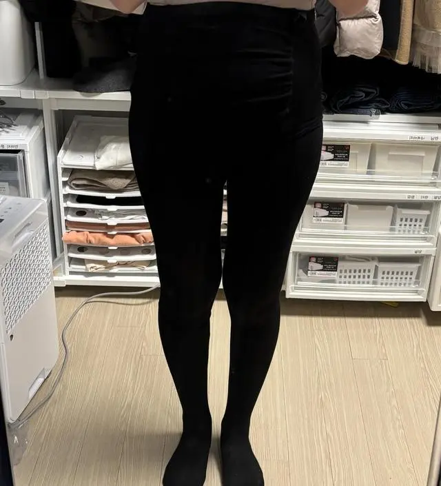 배부분이 셔링이 잡혀있어서 넉넉해서 좋고 옆에도 사이드에 단추 조절이 되서 맘에들어