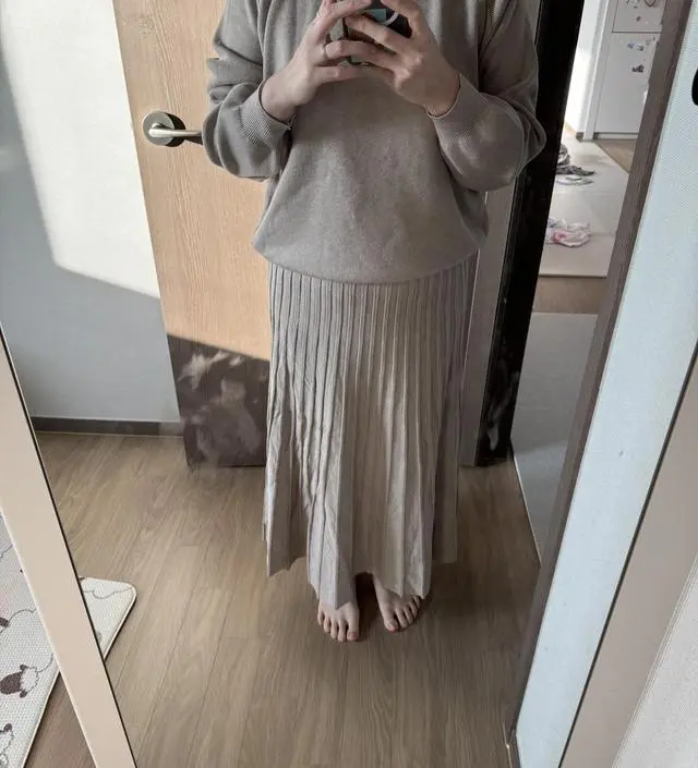 엄청 편하고 날씬해보입니다. 치마가 약간 무겁지만 촤르르 떨어지는 핏이라 괜찮아요