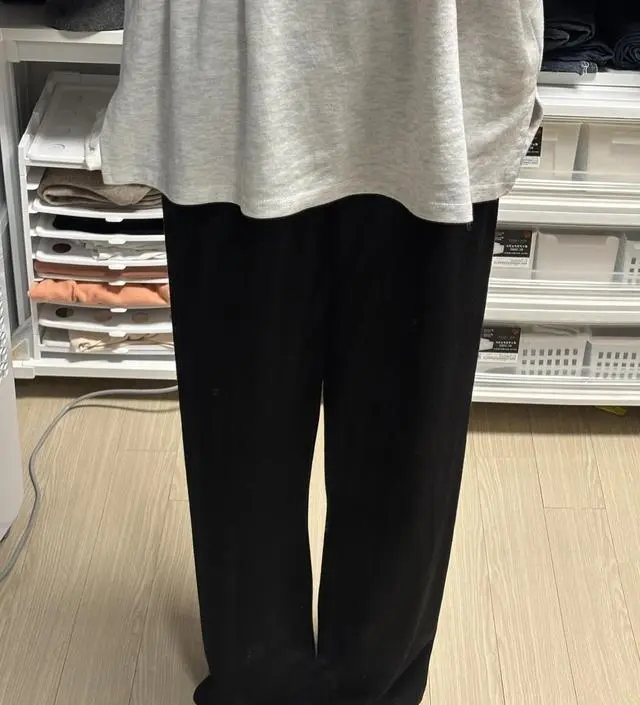 바지가 도톰한편이고 허리가 낙낙하게 나왔는데 고무줄로 끈조절까지 되서 배조임없이 