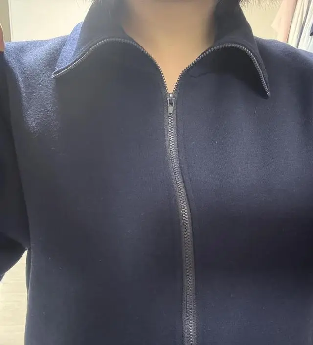 길이도 적당하고 두께도 적당해요.집업이라 편할것같습니다