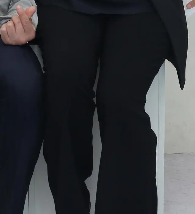 약간 도톰한 정장바지같은 아주 깔꼼 튼튼하구요 한여름 빼고는 사계절용으로도 괜찮은