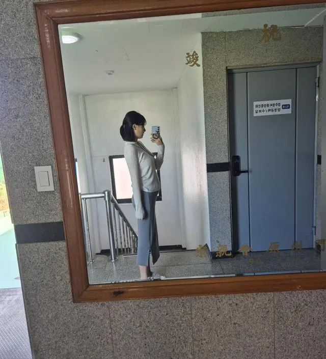 압박없이 편해요. 걸을때는 총총걸음을 하는데 큰불편함은없이 핏이 예뻐서 잘입어요. 